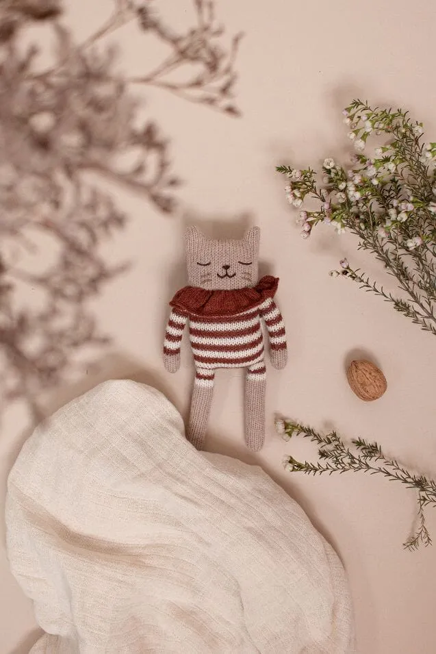 Knuffel - Kitten met Sienna gestreepte romper - Main Sauvage