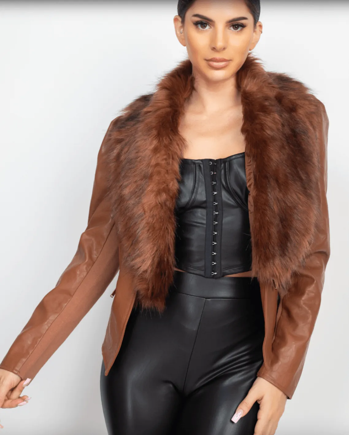 Short Faux Leather jacket w/ detachable fur collar HMJ20594