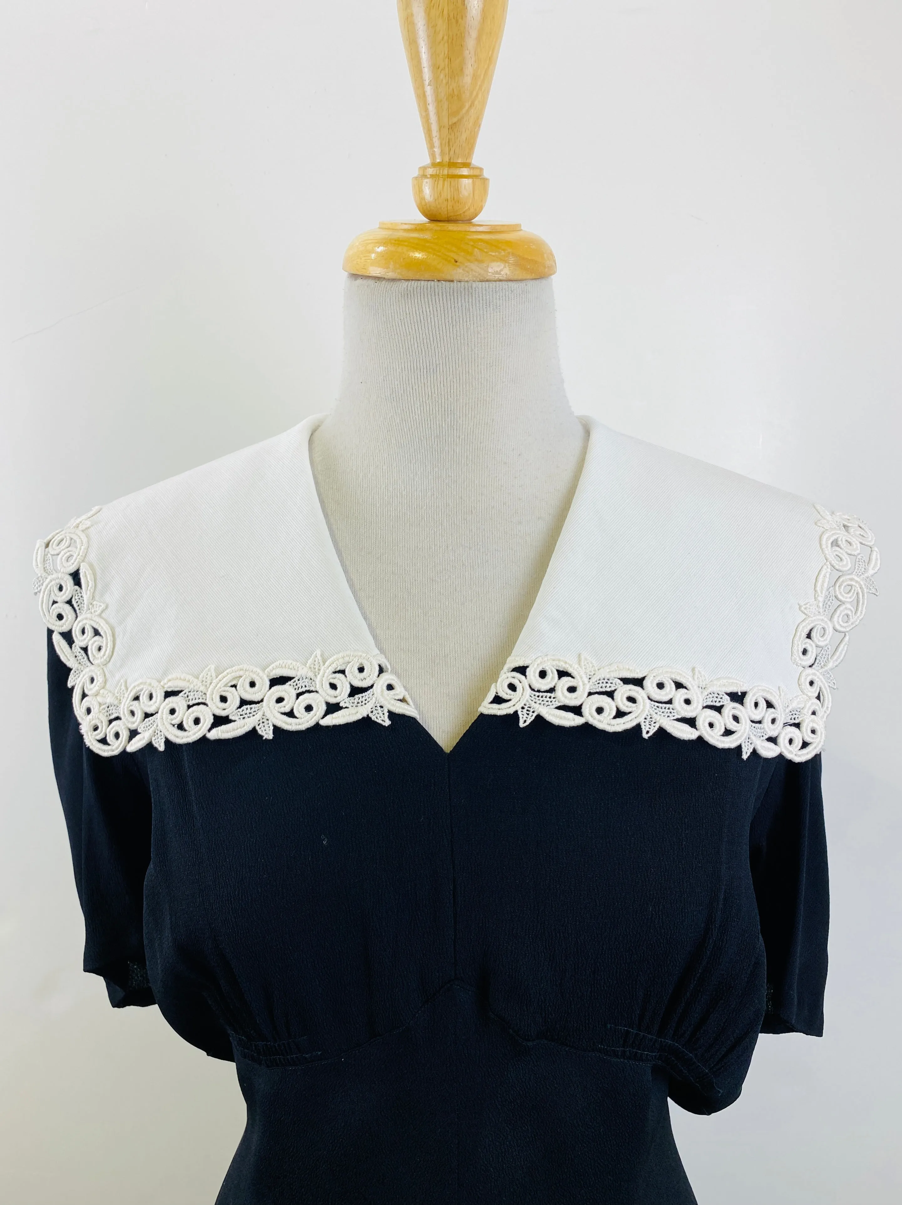 Vintage 1950s White Guipure Cotton Collar & Matching Cuffs Set, Triples