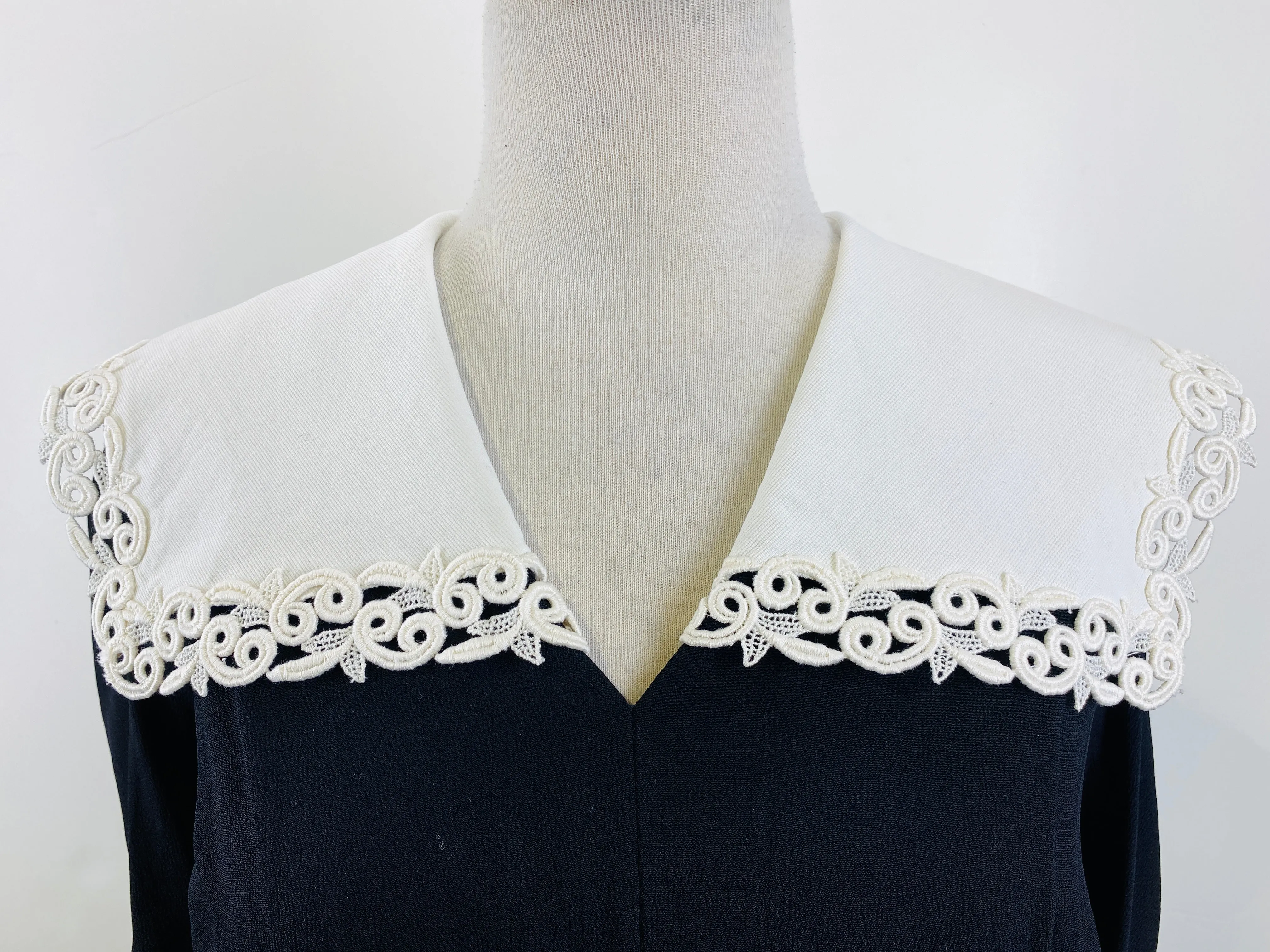 Vintage 1950s White Guipure Cotton Collar & Matching Cuffs Set, Triples